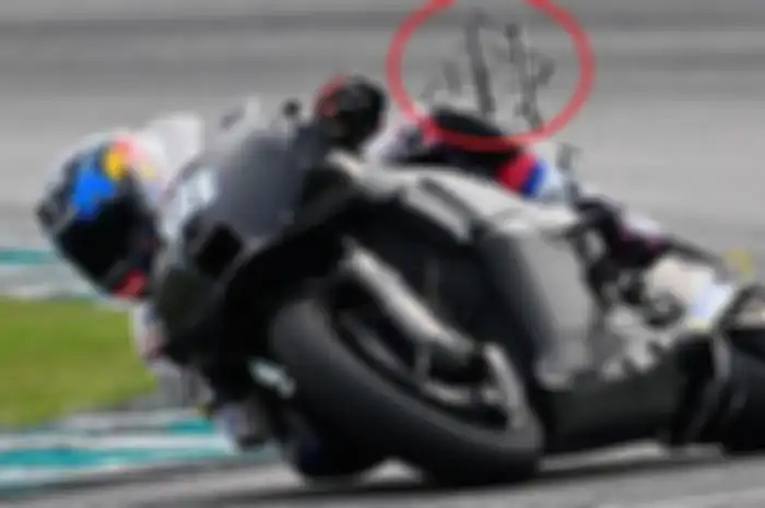 Ada jemuran baju di motor MotoGP Aprilia.