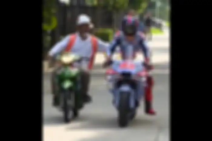 Marc Marquez naik motor Ducati disetut marshal pakai motor Honda Supra Bapak.