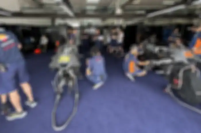 Paddock Repsol Honda Team di tes pramusim MotoGP 2024 Sepang, Joan Mir (kiri) di sayap kanan paddock dan Luca Marini (kanan) di sayap kiri paddock