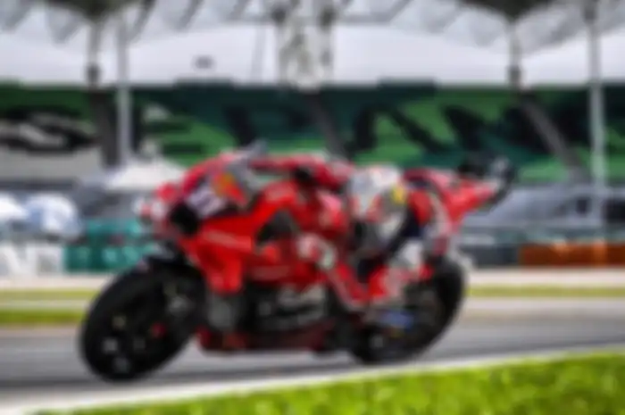 Pembalap Red Bull GASGAS Tech3 Pedro Acosta ngegas motor KTM RC16 di tes pramusim MotoGP Sepang.