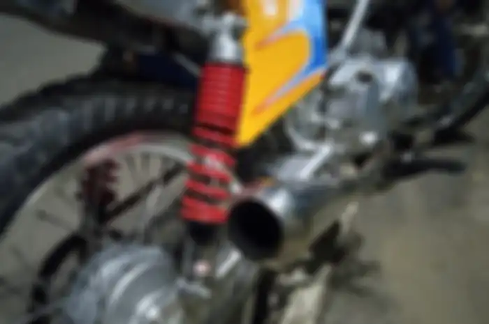 Sok belakang KYB dan knalpot kustom stainless steel.