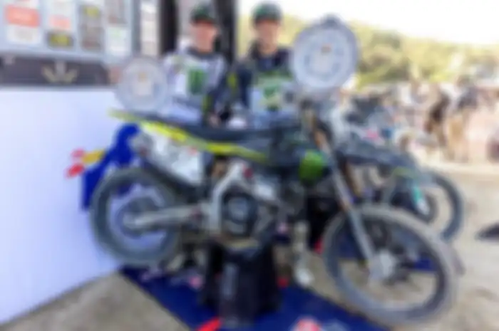 Tim Triumph Racing podium di balapan motocross perdana