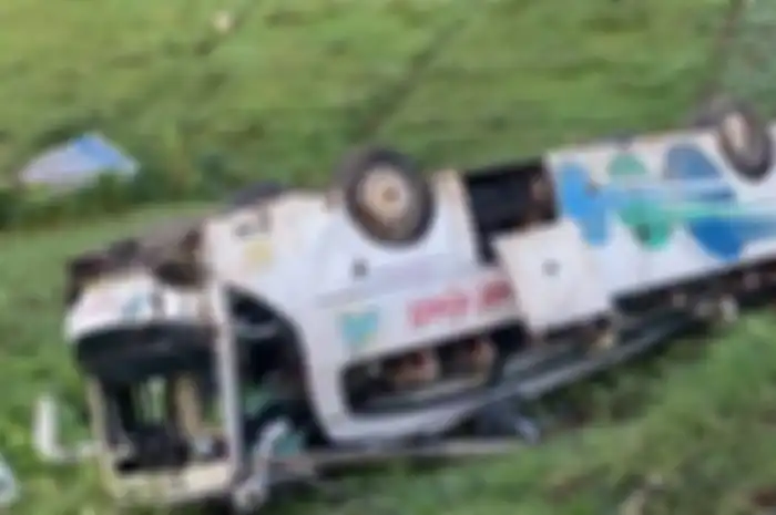 Bus Kramat Djati terbalik di Puncak usai menghindari motor