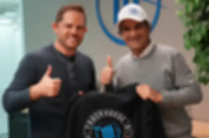 Teman dekat Valentino Rossi Davide Brivio (kanan) resmi jadi komandan skuat Trackhouse Racing MotoGP yang dimiliki Justin Marks (kiri)