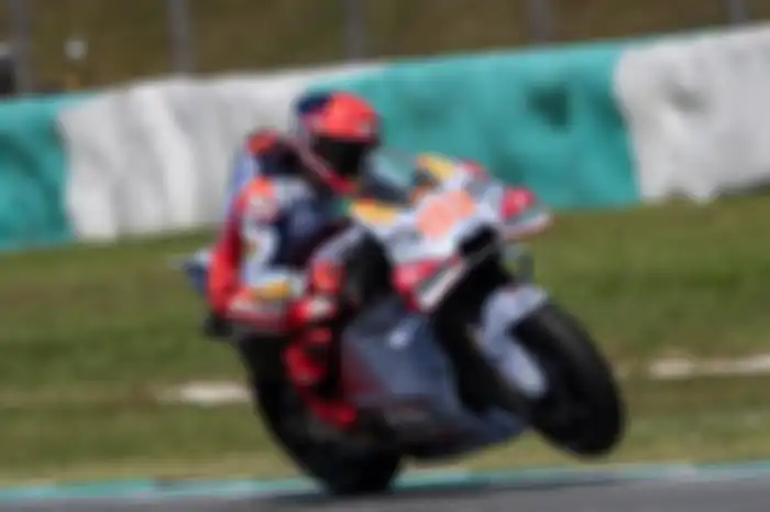 Marc Marquez masih terbawa gaya balap Honda saat menunggangi Ducati. Kebiasaan 11 tahun sulit dihilangkan. 