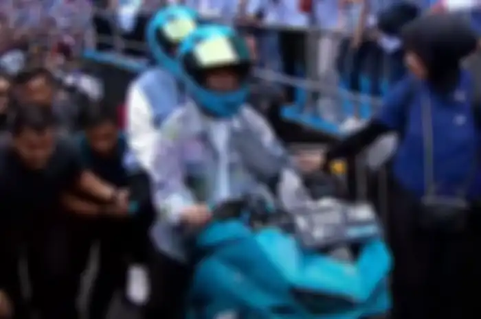 Cawapres Gibran Rakabuming naik motor listrik di GBK saat kampanye akbar. Mirip moge ya?
