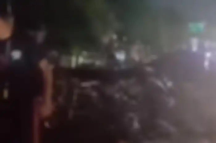 Pohon Tumbang di Cilincing, Jakarta Utara timpa pemotor yang lewat dan merobohkan atap rumah warga. 
