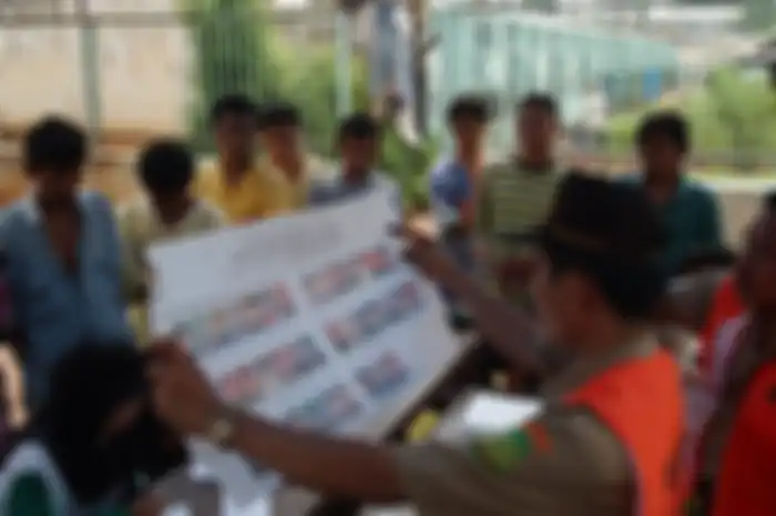 Sejumlah petugas tengah menghitung surat suara yang telah dicoblos dengan disaksikan oleh saksi dan penghuni Blok II EF di tempat pemungutan suara 132 Lembaga Pemasyarakatan Cipinang, Jakarta Timur, Senin (5/4/2004). Simak sejarah pemilu presiden di Indonesia dari tahun 2004 hingga 2019. Pelajari perjalanan demokrasi Indonesia melalui pilpres (agus susanto/Kompas)
