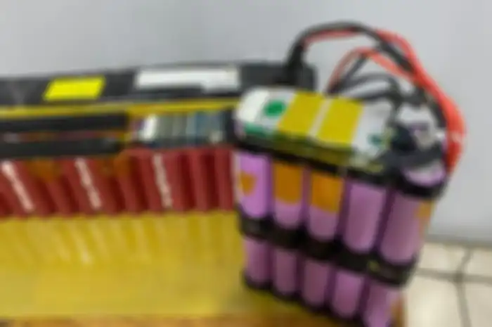 Maling baterai motor listrik membongkar dan menjual bagian sel agar tidak terlacak.