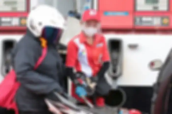 Ilustrasi motor isi bensin Pertamax di SPBU Pertamina.