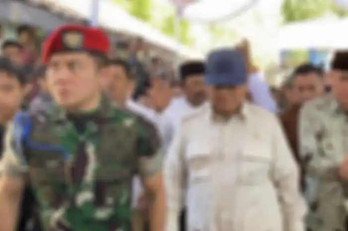 Mayor Teddy mendampingi Prabowo Subianto.