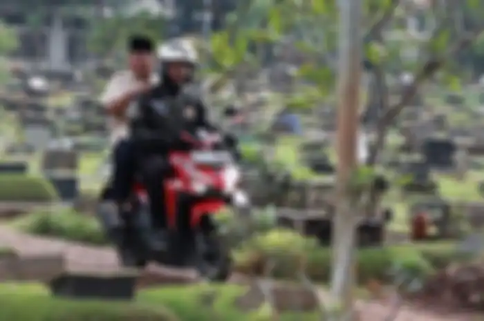 Prabowo Subianto dibonceng naik Honda Vario merah untuk ziarah ke makam ayah