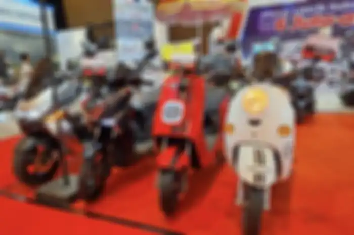 Murah sekali pilihan motor listrik dijual setengah harga pada pameran di IIMS 2024