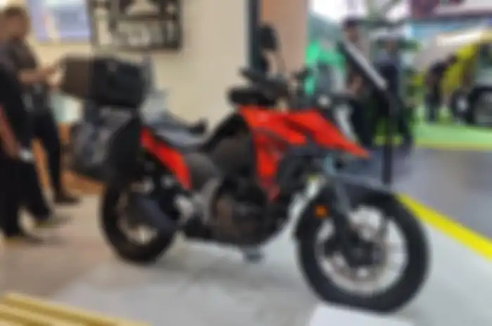 Motor Suzuki V-Strom 250 SX ikut mejeng saat peluncuran mobil Suzuki Jimny 5 pintu di IIMS 2024.