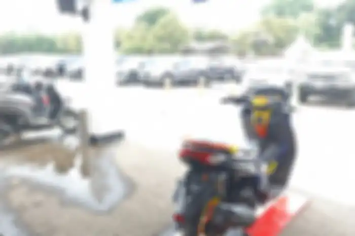 Ilustrasi inspeksi motor sebelum tukar tambah di momotor.id dari Adira Finance. 