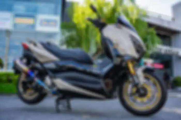 Bergaya daily racing, modifikasi motor Yamaha XMAX lawas ini cocok ditiru.