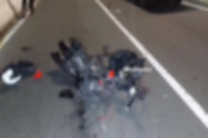Kondisi motor setelah ditabrak mobil di JLNT Casablanca, pemotor meninggal dunia.