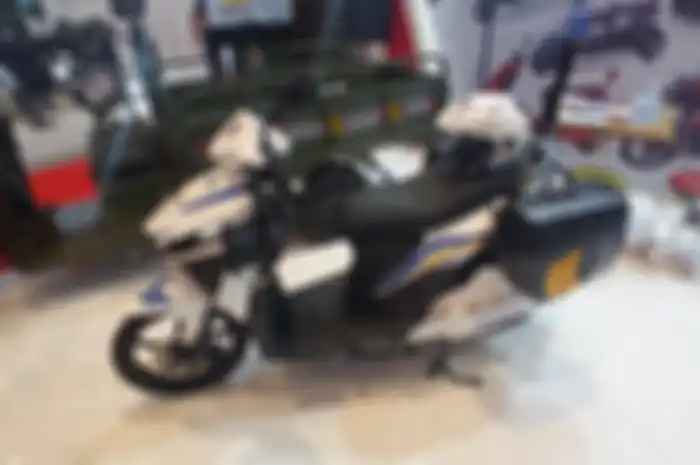Motor listrik Selis untuk petugas Dishub dijual di IIMS 2024.