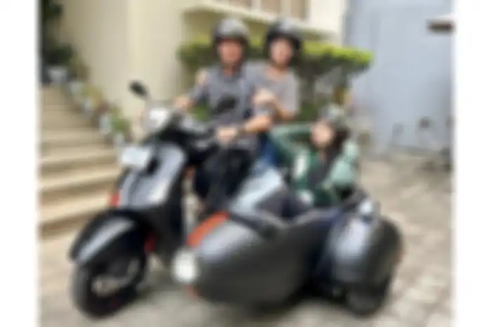 Agus Harimurti Yudhoyono (AHY) bersama keluarga naik modifikasi Vespa pakai sespan. 