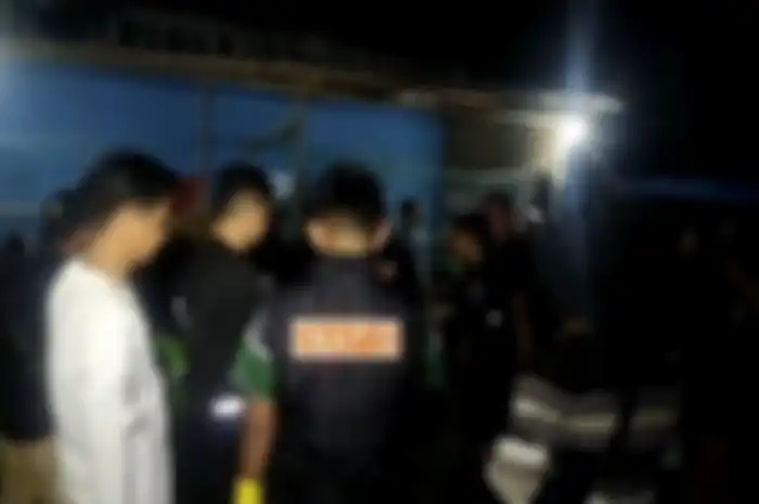 Resmob Polres Gowa melakukan olah TKP terkait kasus pembunuhan terhadap IRT di Desa Madinging, Kecamatan Patalassang, Kabupaten Gowa, Sulsel pada Minggu (18/2/2024) malam. 