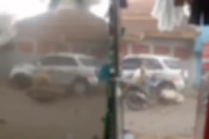 Aksi kakek selamatkan motor saat angin puting beliung di Rancaekek, Kabupaten Bandung, Jawa Barat, Selasa (21/2/2024).