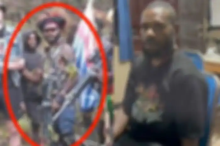 Epson Nirigi (kanan), anak buah Egianus Kogoya (kiri), pentolan KKB Papua ditangkap di Hotel Lavela In, Jalan Kalimutu, Kota Mimika, Papua Tengah, Selasa (20/2/2024).