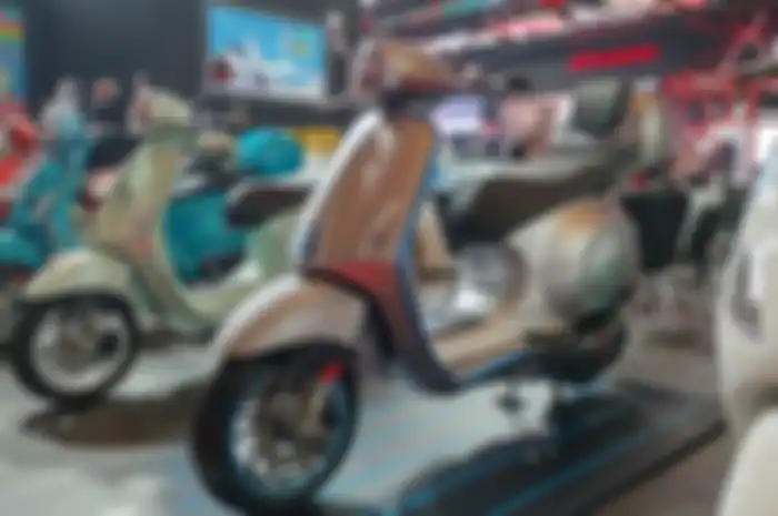 Buruan serbu Vespa Elettrica baru harga ratusan juta rupiah kena diskon sampai Rp 103 juta cuma di IIMS 2024.
