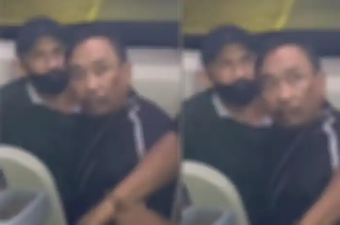 Detik-detik pencuri laptop kepergok oleh penumpang bus.