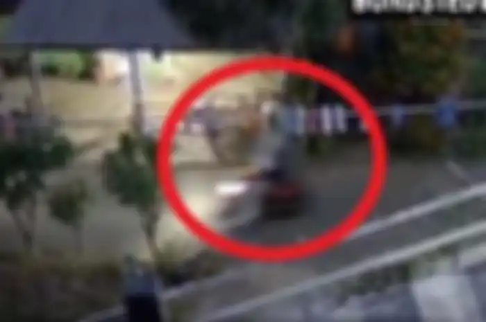 Pocong nebeng motor terekam kamera CCTV bikin merinding.