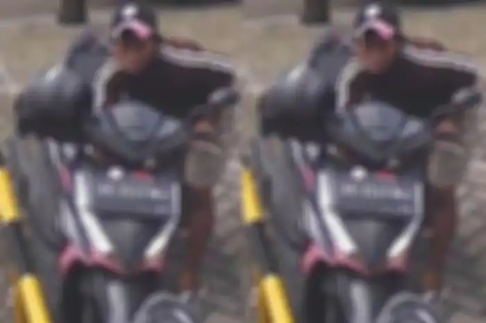 Wajah maling motor Honda Vario terekam CCTV. Beraksi di parkiran kantor di Surabaya.