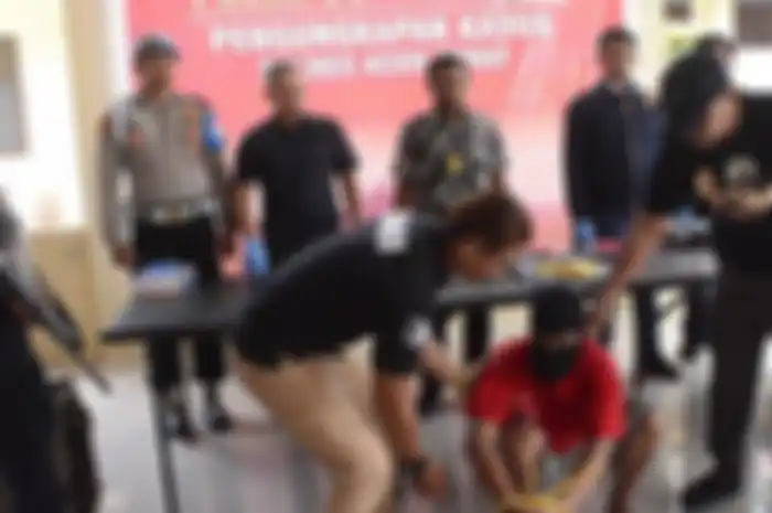 Polisi memperlihatkan tersangka kasus pembunuhan anak pacarnya yang masih usia lima tahun, Jumat (23/2/2024) di Mapolres Aceh Barat dalam jumpa pers.