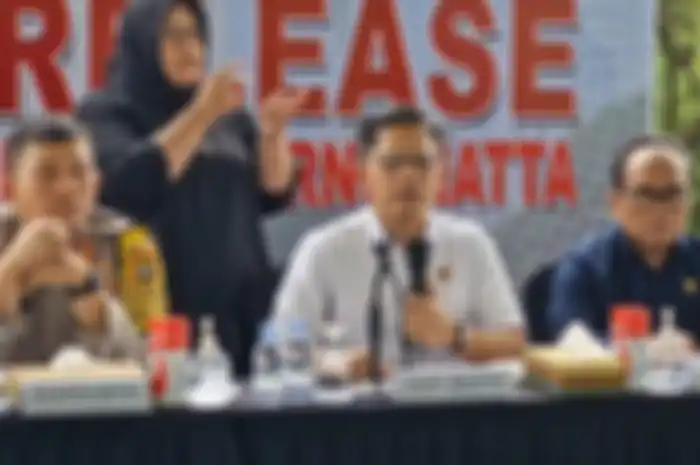 Wakapolresta Bandara Soekarno-Hatta, AKBP Ronald F.C Sipayung (kiri) dan Kasatreskrim Polresta Bandara Soetta Kompol Reza Pahlefi (tengah) beserta komisioner KPAI dan Kementerian Perlindungan Anak melakukan sesi foto bersama usai jumpa pers di Mapolresta Bandara Soetta, Benda, Kota Tangerang, Banten, Sabtu (24/2/2024), soal penangkapan sindikat pembuat video porno anak. 