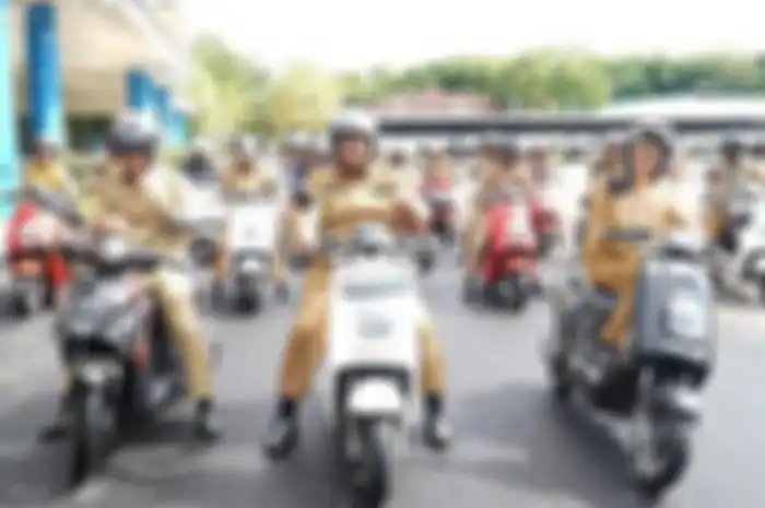 23 motor listrik Selis dibagikan Bupati Maros, Chaidir Syam kepada lurah di Lapangan Pallantikang Pemkab Maros, Sulawesi Selatan, Senin (26/2/2024).