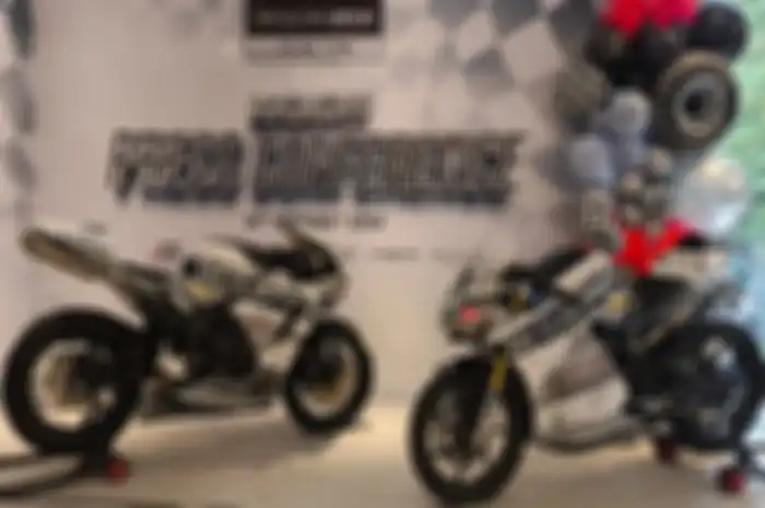 Honda CBR600RR (kiri) dan CBR250RR (kanan), motor balap MS Glow For Men Racing Team.