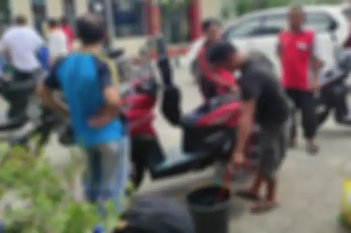 Puluhan motor dan mobil mogok massal. Petugas SPBU salah isi harusnya Pertalite malah Solar.