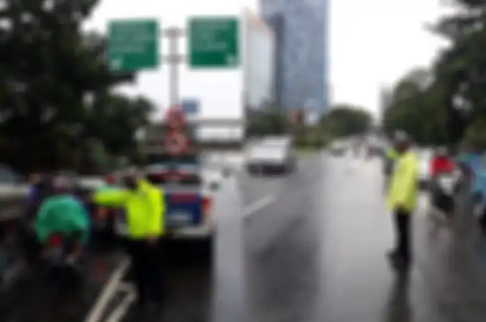 Polisi mengarahkan motor jangan lewat JLNT Kasablanka arah Tanah Abang, 