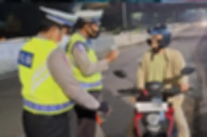 Ilustrasi pemotor ditilang polisi.