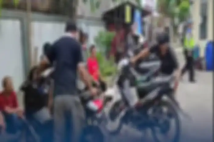 Momen beberapa motor mogok setelah issi bensin di SPBU 14.203.180 Patumbak, Deliserdang, Sumatera Utara, korban dapat ganti rugi.