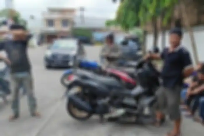Pemilik motor korban salah isi BBM harusnya Pertalite malah diisi Solar di SPBU 14.203.180 Jalan Pertahanan, Kecamatan Patumbak, Medan pada Senin (26/2/2024). 