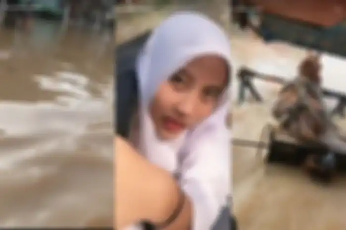 siswi SMA tetap berangkat ke sekolah meski banjir