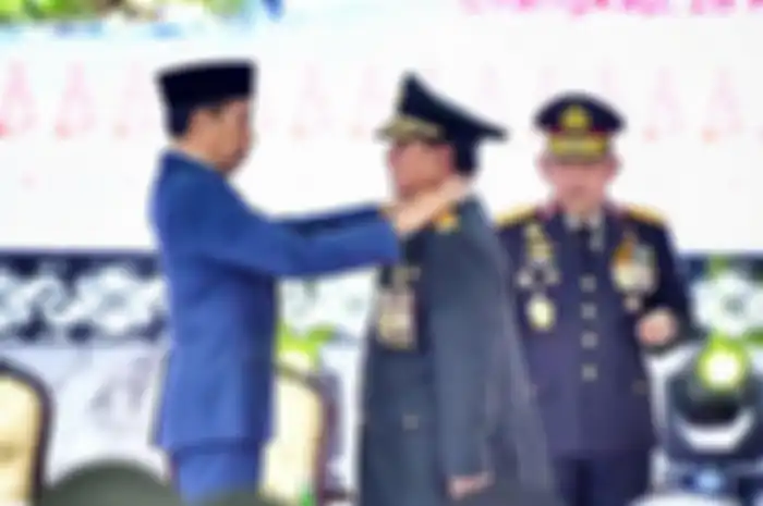Presiden Joko Widodo saat memasangkan tanda pangkat bintang empat untuk Prabowo Subianto saat rapat pimpinan TNI-Polri di Mabes TNI Cilangkap, Jakarta Timur, Rabu (28/2/2024).
