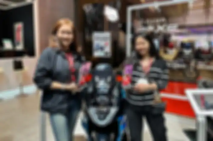 Head of Marketing ALVA Grace Surya dan Public Relations Manager ALVA Jennifer Rusli menerima kedua Awards dari IIMS 2024.