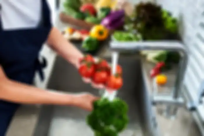 Ilustrasi mencuci sayur dan buah