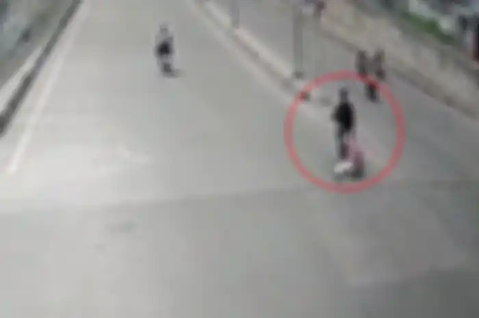 Saat-saat Indah terseret maling motor yang berusaha kabur di Bekasi.