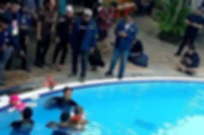 Tamara Tyasmara dan Angger Dimas ikut melihat proses rekonstruksi kasus kematian Dante di kolam renang di Duren Sawit, Jakarta Timur, Rabu (28/2/2024). 