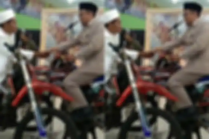 Pengantin di Magelang ijab kabul di atas motor trail. 