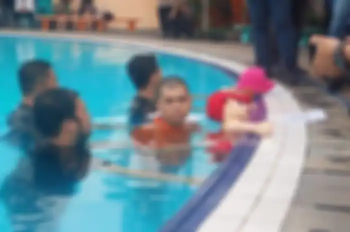 Yudha Arfandi, tersangka kasus pembunuhan anak Tamara Tyasmara, Dante saat lakukan rekonstruksi di Kolam Renang Palem Tirta Emas, Pondok Kopi, Duren Sawit, Jakarta Timur, Rabu (28/2/2024).