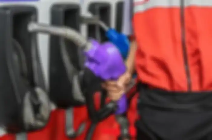 Di SPBU Pertamina ada bensin baru yang dijual, warna dispenser ungu diklaim aman buat motor dan tarikan lebih ngacir.