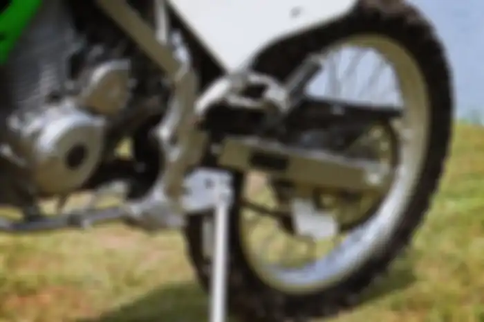 Kawasaki KLX150 bawaanya pakai rantai 428
