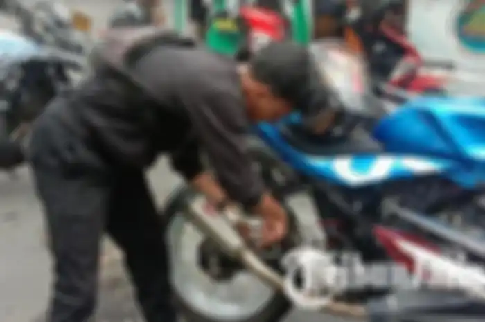 Modifikasi motor knalpot brong ditilang dalam Operasi Keselamatan Semeru 2024 di Malang, Senin (4/3/2024).